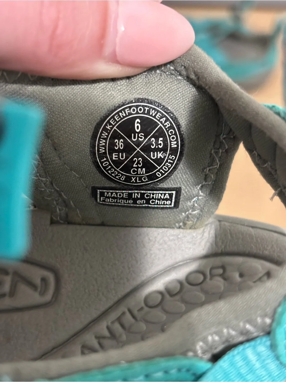 KEEN Whisper Waterproof Hiking Sandals Women’s Size 6 Teal Gray Closed Toe